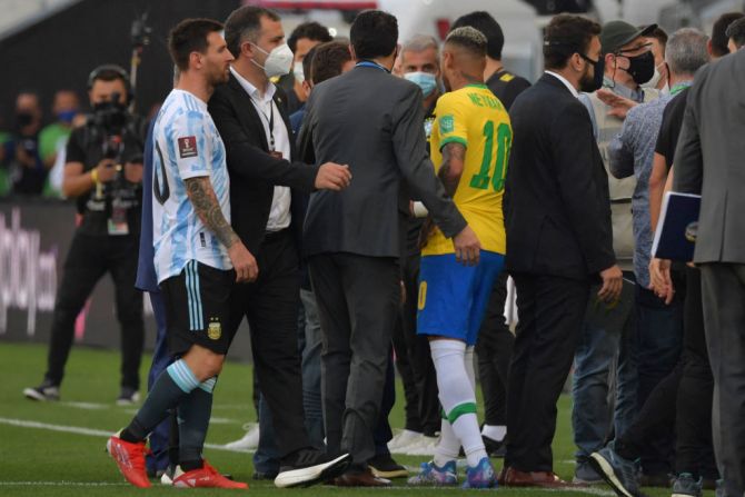 Lionel Messi y Neymar son vistos después de que empleados de la Agencia Nacional de Vigilancia Sanitaria (Anvisa) entraran al campo durante el partido de fútbol de clasificación sudamericana para la Copa Mundial de la FIFA Qatar 2022 entre Brasil y Argentina.