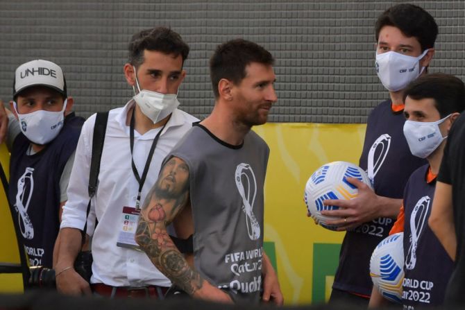 Lionel Messi se quitó la camiseta después de toda la polémica. El partido quedó suspendido, informó la Conmebol.