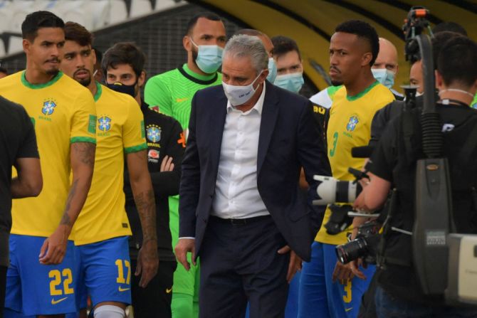 El entrenador de Brasil, Tite, después de que empleados de la Agencia Nacional de Vigilancia Sanitaria (Anvisa) entraran al campo durante el partido entre Argentina vs. Brasil.