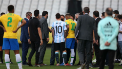 Jugadores de Argentina y Brasil en el campo de juego en medio de la polémica por protocolos covid-19, en septiembre de 2021