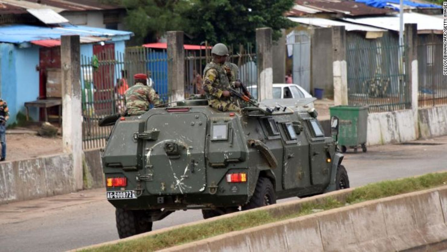  de las fuerzas armadas de Guinea conducen por el barrio central de Kaloum, en Conakry, el 5 de septiembre.