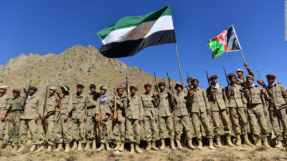 Fuerzas de la resistencia contra los talibanes participan en un entrenamiento militar en el área de Malimah del distrito de Dara en la provincia de Panjshir el 2 de septiembre.