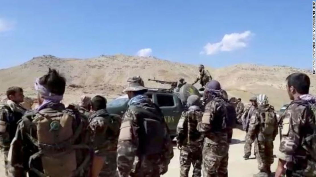 Un camión con las marcas del Frente de Resistencia Nacional se ve en la cima de una montaña cerca del valle de Panjshir, Afganistán, en esta imagen fija obtenida de un video sin fecha.