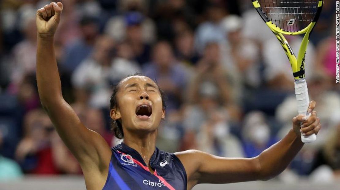 Leylah Fernandez celebra el punto para partido contra Angelique Kerber.