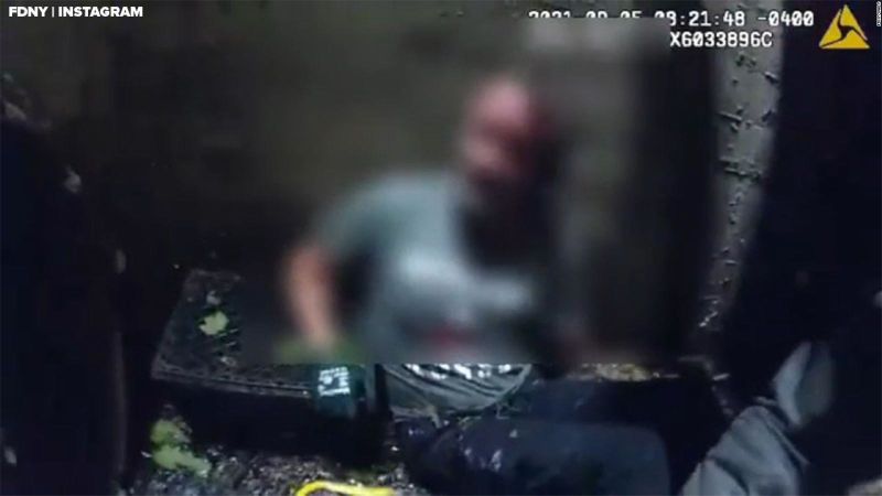 Mira el rescate de un hombre que cayó 9 metros por una alcantarilla en EE.UU. | CNN