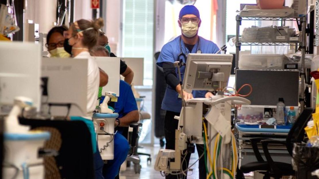 El personal de cuidados críticos del Northeast Georgia Medical Center trabaja con los pacientes de covid-19 el lunes 30 de agosto, en Gainesville, Georgia. Muchos hospitales están experimentando un aumento de pacientes con covid-19, mientras el estado establece una nueva marca de contagios.