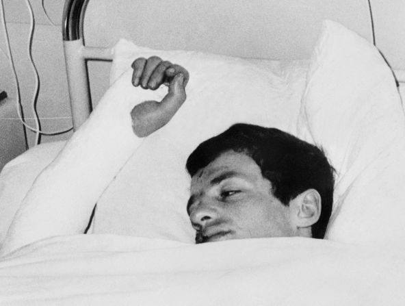 El actor Jean-Paul Belmondo fue hospitalizado el 23 de febrero de 1960 en Saintes tras un accidente con el hijo de Jeanne Moreau, Jérôme Richard.
