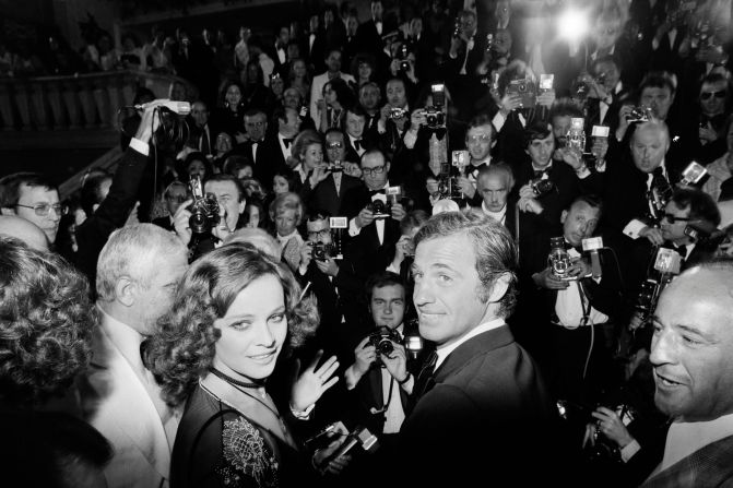 Belmondo y la actriz italiana Laura Antonelli llegan a la proyección de la película "Stavisky" dirigida por Alain Resnais durante el 27º Festival de Cine de Cannes, el 13 de mayo de 1974.