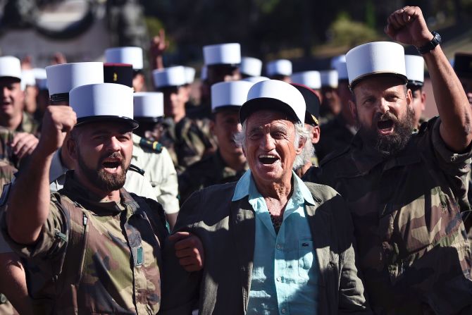 Jean-Paul Belmondo, en el centro de la imagen, fotografiado con una gorra militar francesa de la Legión Extranjera junto a un grupo de soldados el 29 de junio de 2017 en Aubagne, sur de Francia, en el museo de la Legión Extranjera francesa.