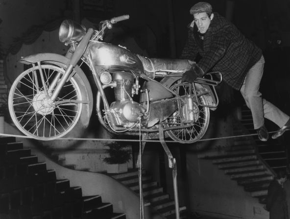 Belmondo se prepara para realizar un acto circense en la cuerda floja sobre una motocicleta durante un evento con fines benéficos, el 5 de febrero de 1963.