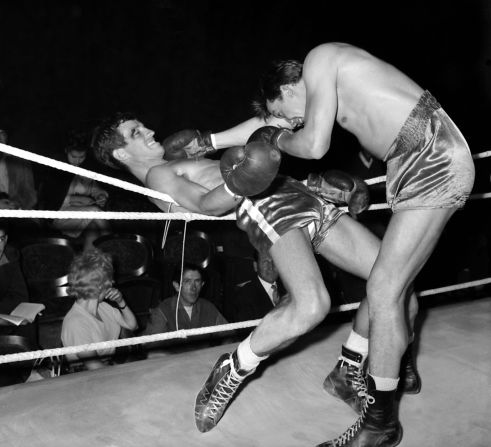 El actor Jean-Paul Belmondo, a la izquierda, esquiva un golpe durante un combate de boxeo en los años 60 en París.