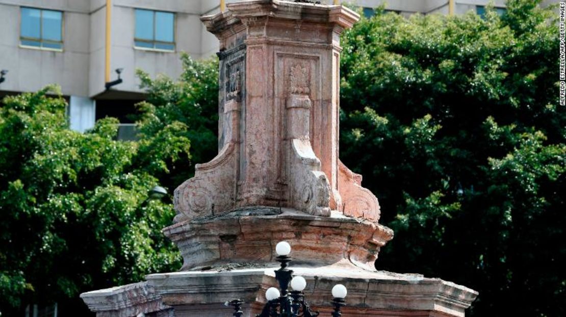 El pedestal donde una vez estuvo una estatua de Cristóbal Colón ahora está vacío en la Ciudad de México.