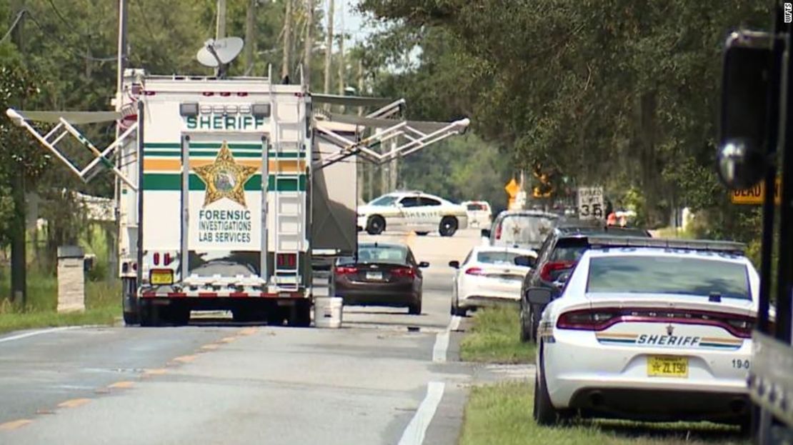 Vehículos de las fuerzas del orden se reunieron en la escena de un homicidio cuádruple en las afueras de Lakeland, Florida.