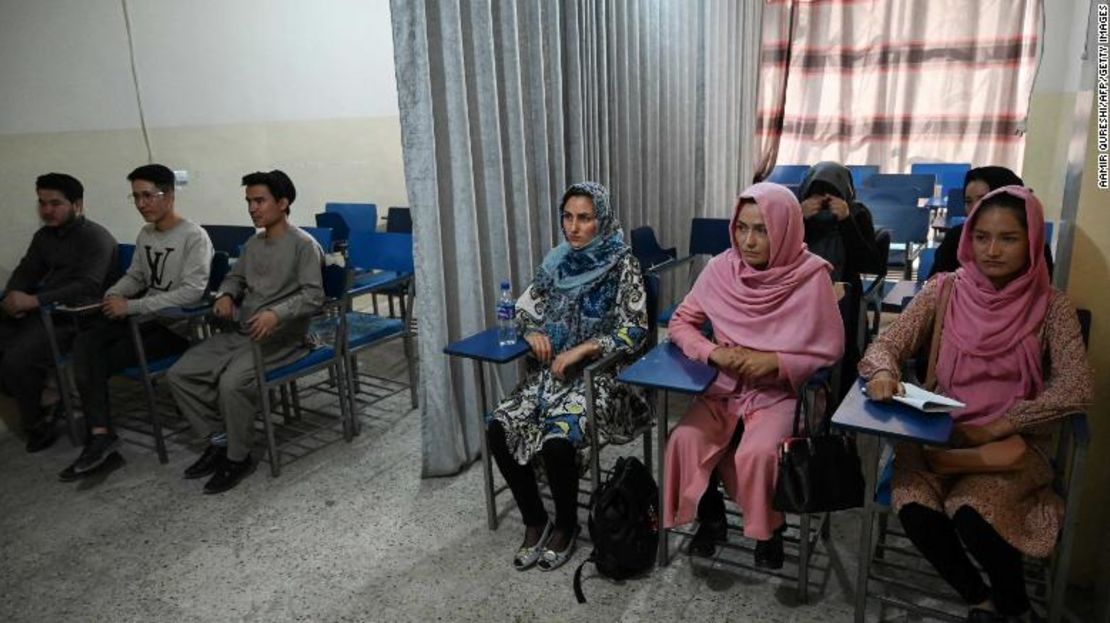 Además de las divisiones de las aulas, las universidades deben designar un área de oración separada para las mujeres.