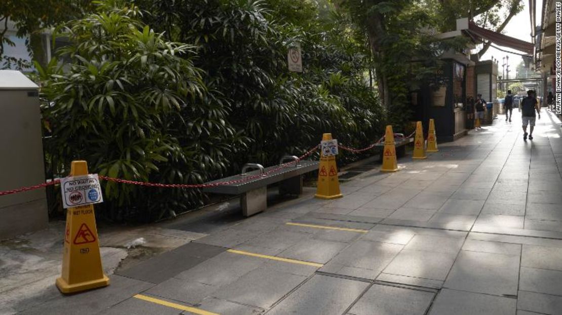 Medidas de distanciamiento social en un área de asientos públicos en Orchard Road, Singapur, el 3 de agosto.