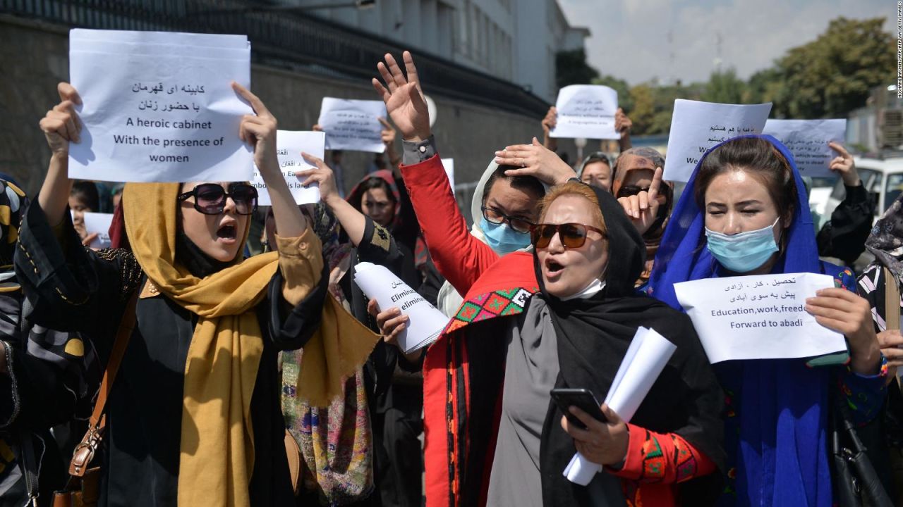 CNNE 1062395 - mujeres marchan contra los talibanes en afganistan