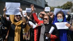 CNNE 1062395 - mujeres marchan contra los talibanes en afganistan