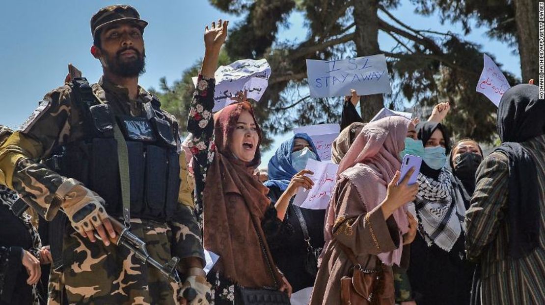 Un militante talibán monta guardia mientras las mujeres afganas gritan consignas durante una concentración cerca de la embajada de Pakistán en Kabul el 7 de septiembre.