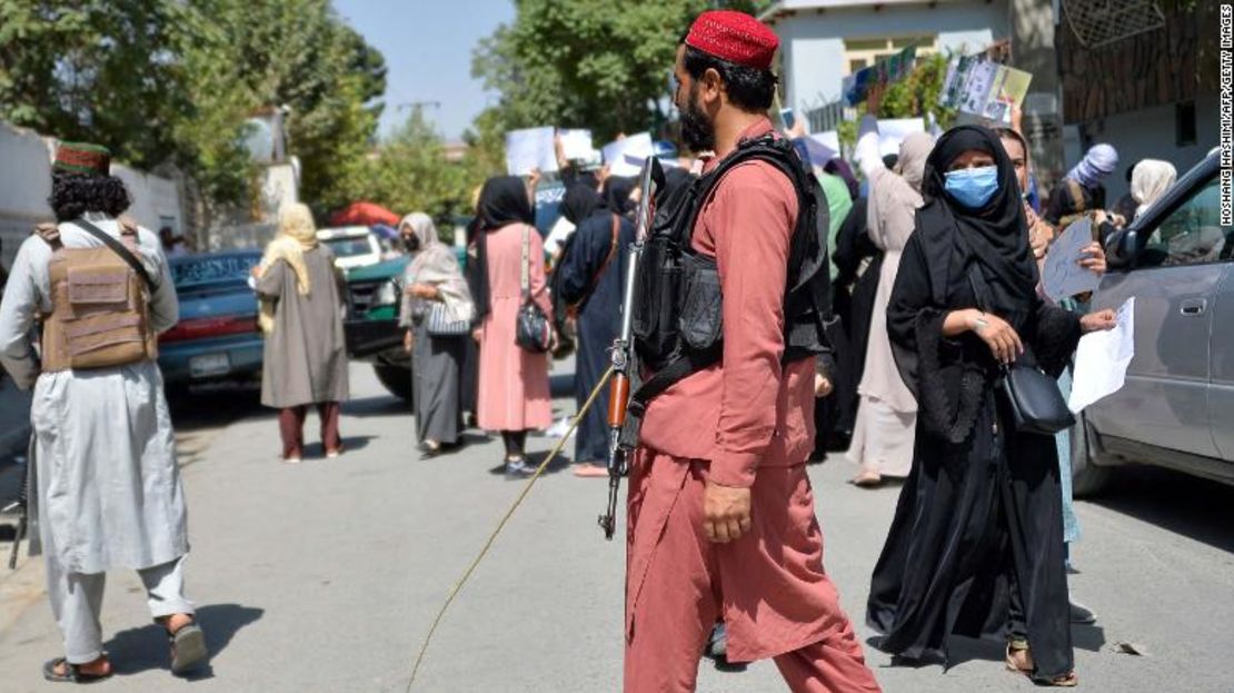 Militantes talibanes durante la protesta del martes. Créditos: HOSHANG HASHIMI/AFP via Getty Images