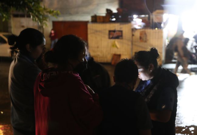 En la Ciudad de México una familia sale de su vivienda debido al sismo que activo las alarmas en la capital.