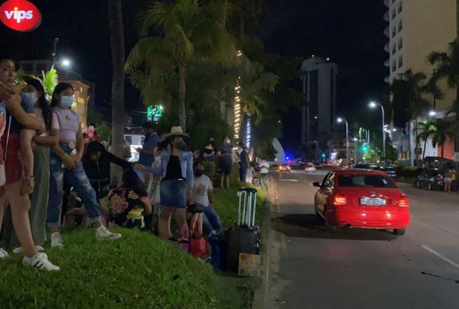 Los turistas permanecen fuera de un hotel después del sismo en Acapulco el 7 de septiembre de 2021.