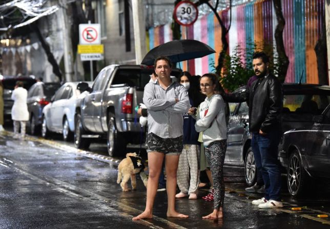 Personas en la Ciudad de México salieron sin zapatos a las calles tras el sismo.