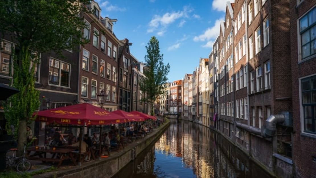 Una vista de un canal de Ámsterdam el 19 de agosto. Países Bajos pasó el martes al Nivel 3 de los CDC, una mejora con respecto a su ubicación anterior en el Nivel 4. Oscar Gonzalez / NurPhoto / Getty Images