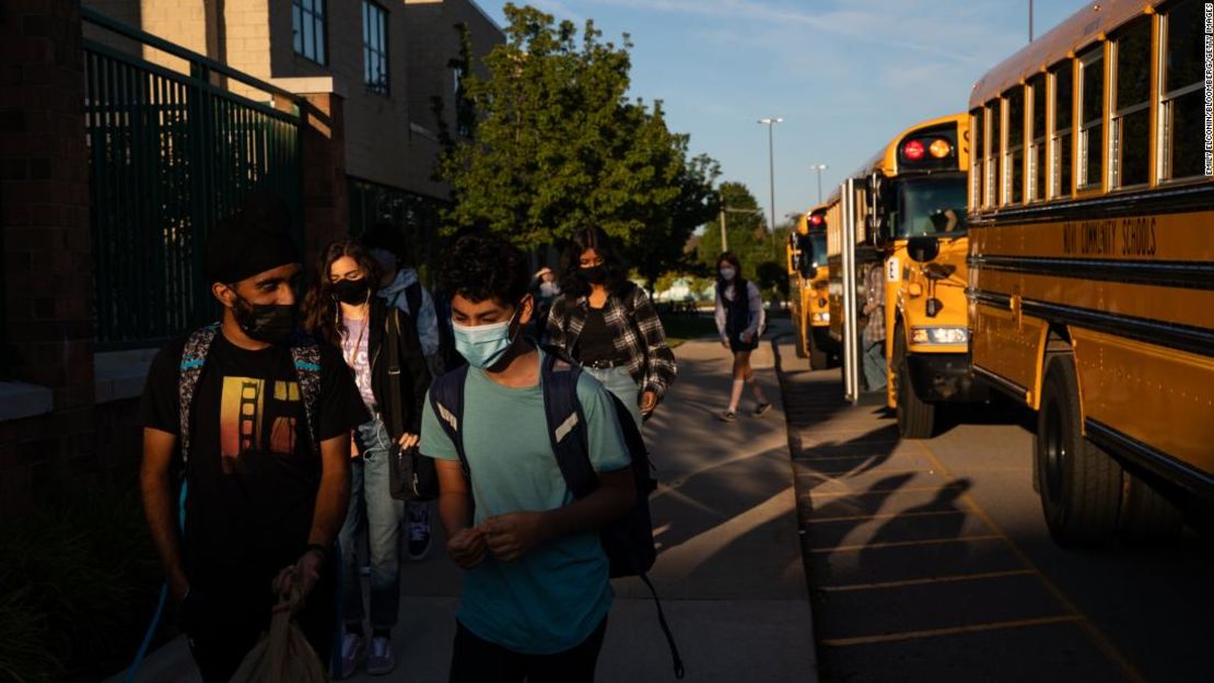 Estudiantes en el primer día de clases en Novi, Michigan, el 7 de septiembre de 2021.