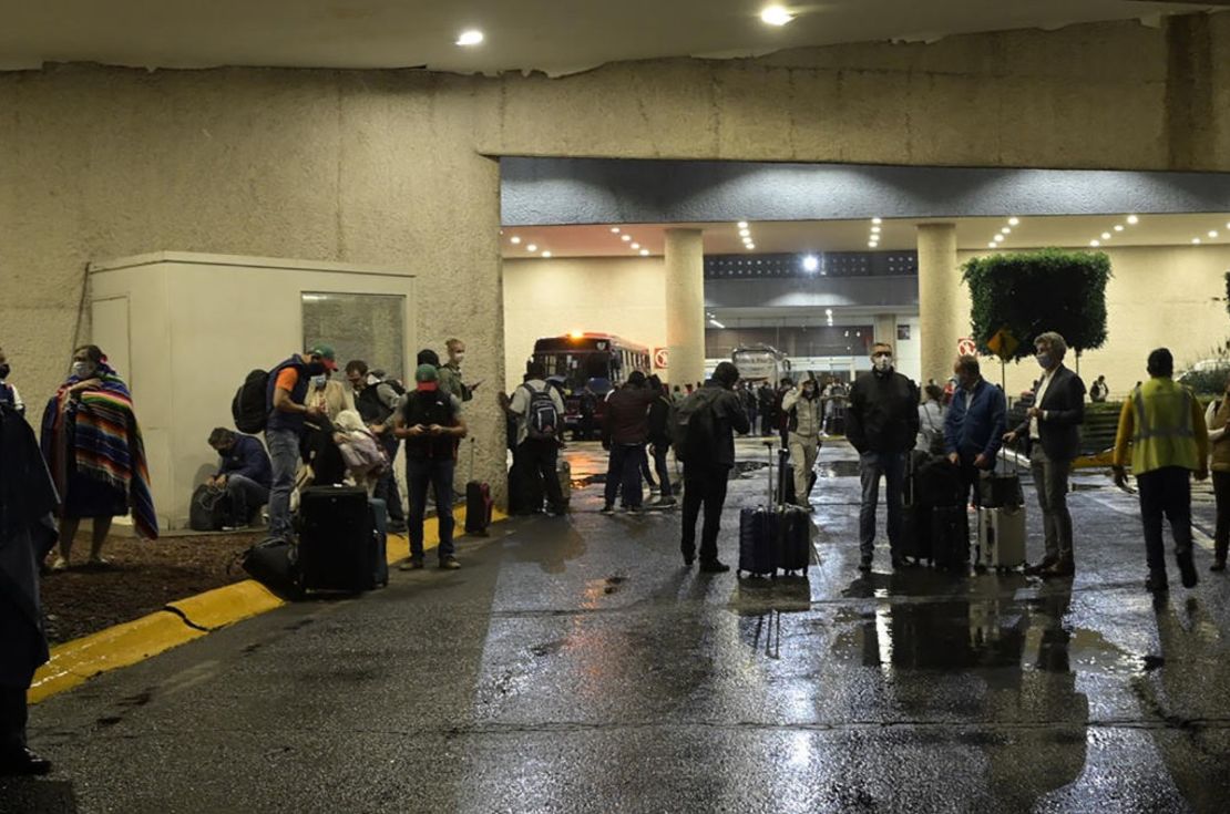 Pasajeros fuera del Aeropuerto Internacional Benito Juárez en la Ciudad de México, después del sismo de magnitud 7,0 ocurrido el martes.