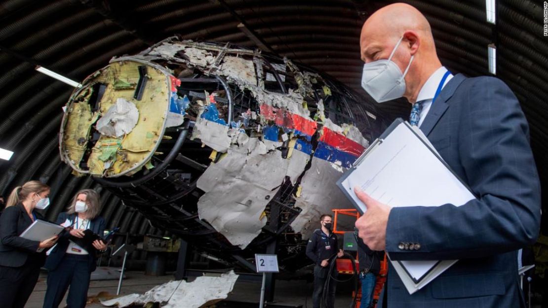 Los restos reconstruidos del vuelo MH17 se ven detrás del juez presidente Hendrik Steenhuis, uno de los equipos de jueces y abogados que evaluaron las pruebas en torno a la tragedia.