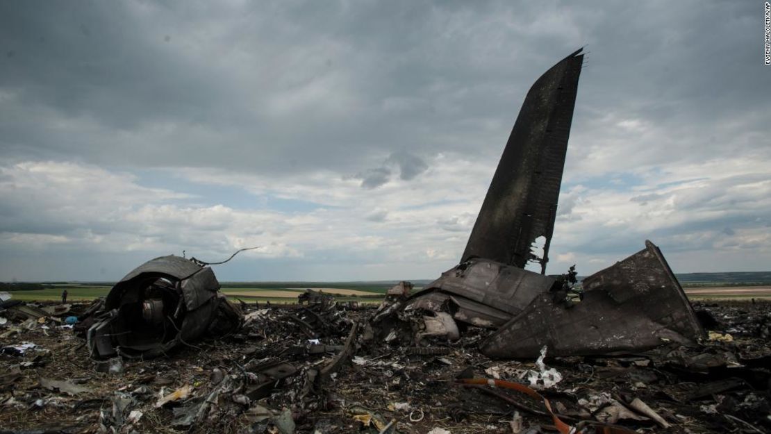 Restos de un avión del ejército de Ucrania derribado cerca de Luhansk, Ucrania, en junio de 2014. Funcionarios ucranianos dijeron que fue derribado por los separatistas prorrusos, matando a los 49 miembros del servicio a bordo.