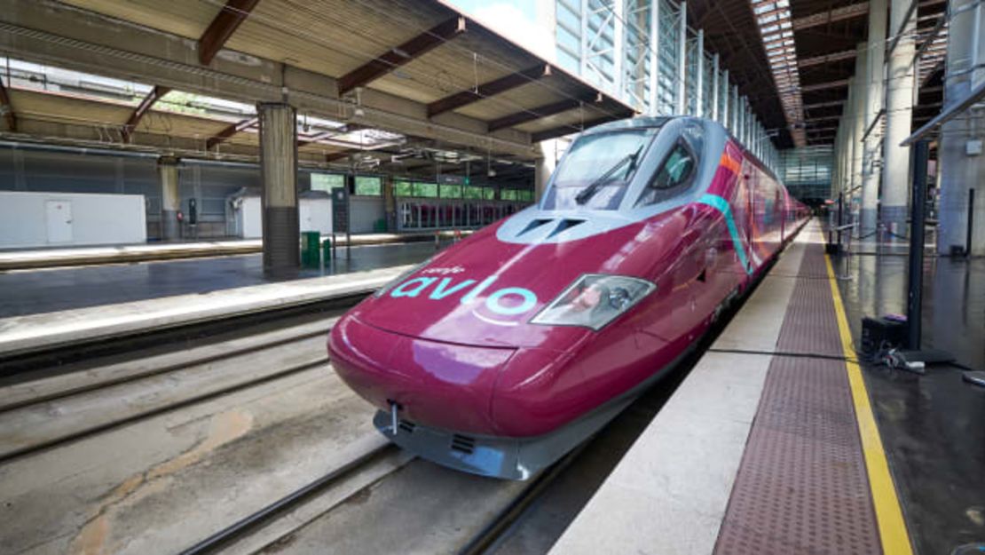 El servicio l Avlo de la operadora estatal española Renfe transporta pasajeros entre Madrid y Barcelona en dos horas y media.Jesús Hellín/Europa Press/AP