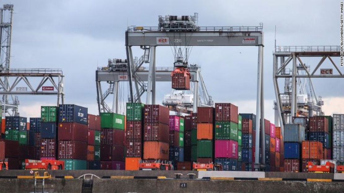 Contenedores marítimos y grúas en el muelle del puerto de Rotterdam, Países Bajos el 29 de julio de 2021. Créditos: Peter Boer/Bloomberg via Getty Images