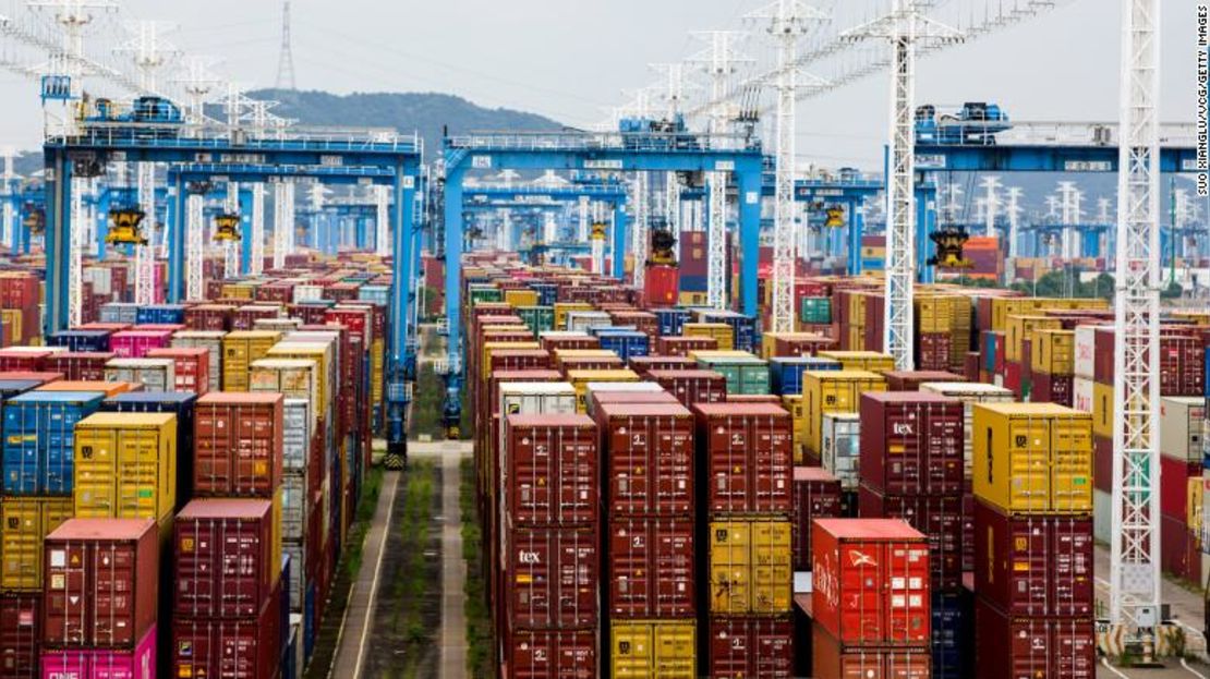 Se ven contenedores transportados en el puerto de Ningbo-Zhoushan el 15 de agosto de 2021 en China. Créditos: Suo Xianglu/VCG via Getty Images