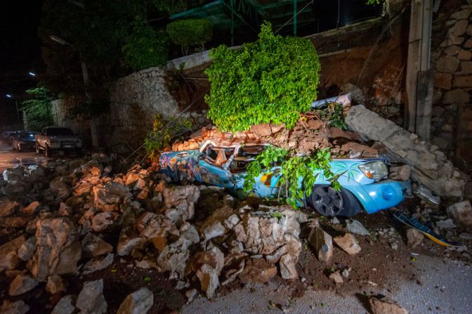 Un muro de contención aplastó el automóvil del político Ramiro Solorio luego de que un sismo golpeara ayer cerca de las 9:00 pm en Acapulco, México.