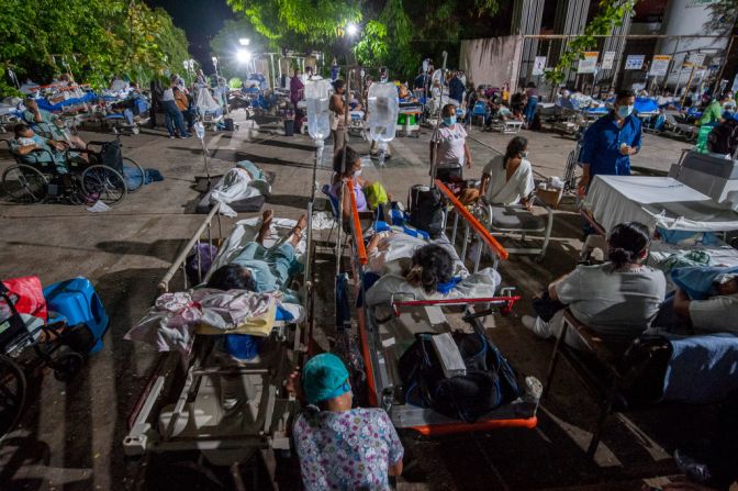 Los pacientes reciben atención en el estacionamiento del Hospital ISSSTE ya que el edificio tuvo que ser evacuado luego del sismo en Acapulco, México.