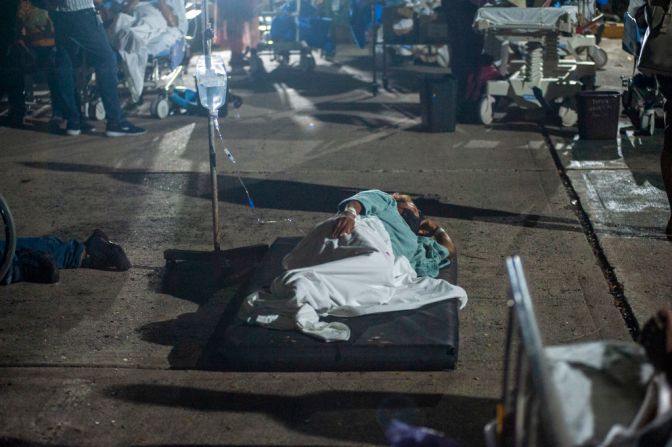 Un paciente en un colchón en el estacionamiento del Hospital ISSSTE en la noche del 8 de septiembre de 2021 en Acapulco, México.