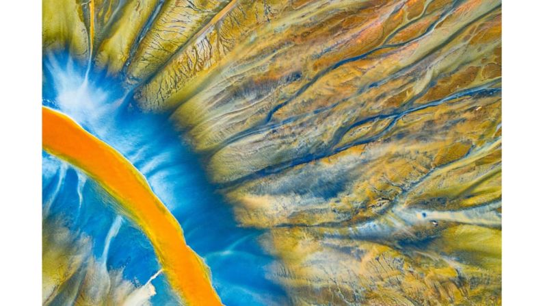 El fotógrafo rumano Gheorghe Popa ganó la categoría Abstracta con esta imagen que muestra vías fluviales contaminadas con desechos de la minería de cobre y oro en Geamăna, Transilvania.