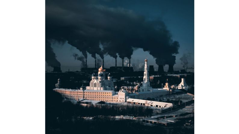 Sergei Poletaev de Rusia ganó la categoría Urbana con la imagen de un monasterio de 500 años con una planta de energía detrás cerca de Moscú.