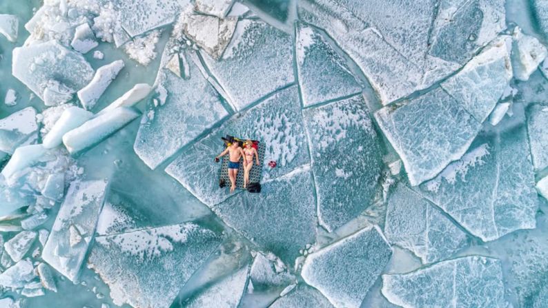 Alexandr Vlassyuk de Kazajstán fue subcampeón en la categoría de Personas con esta imagen que muestra a dos personas tendidas sobre el hielo en la reserva de Kapchagai en Kazajstán.