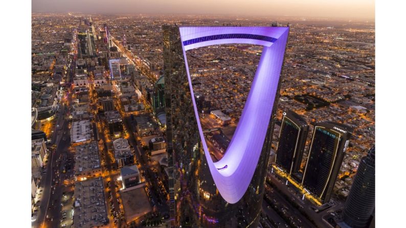El fotógrafo estadounidense George Steinmetz ocupó el segundo lugar en la categoría Urban con esta imagen del Kingdom Center en Riyadh, Arabia Saudita.