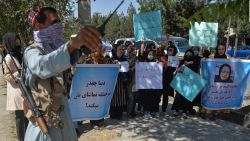 CNNE 1063303 - talibanes dan latigazos a mujeres manifestantes en kabul