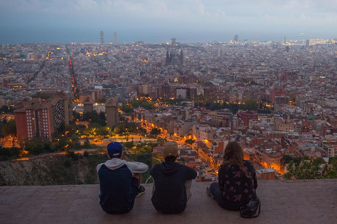 La gente disfruta de las vistas de la ciudad con 'La Sagrada Familia' de fondo el 26 de octubre de 2015 en Barcelona, España.