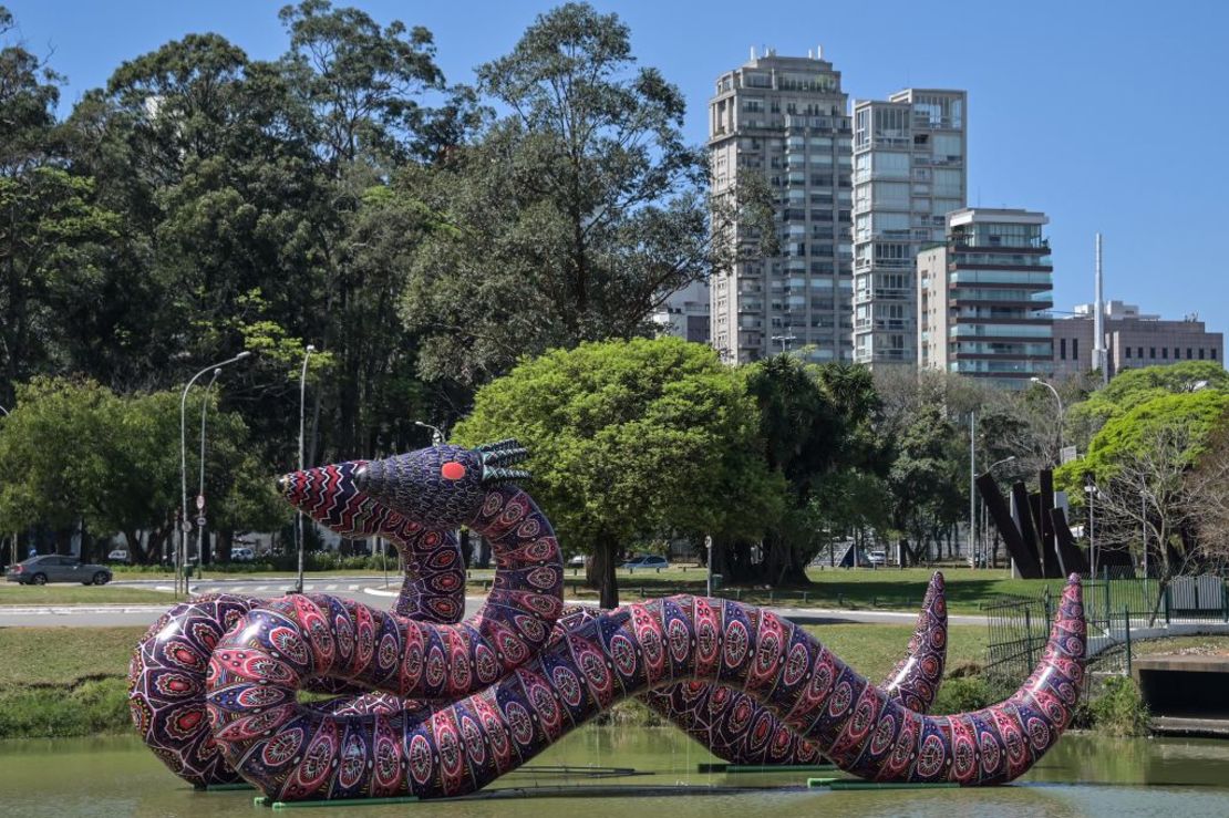 Una fotografía tomada el 2 de septiembre de 2021 muestra una obra del artista brasileño Jaider Esbell durante la jornada de prensa previa a la inauguración de la 34a Bienal de Sao Paulo, en el parque Ibirapuera, en Sao Paulo, Brasil.