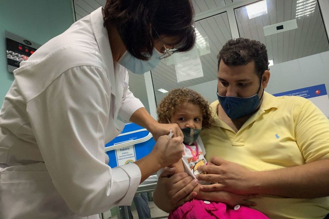 Imagen de archivo. Pedro Montaño sostiene a su hija de tres años, Roxana, mientras es vacunada contra el covid-19 con la vacuna local Soberana Plus, el 23 de agosto de 2021 en el hospital Juan Manuel Márquez de La Habana, como parte de un estudio de la vacuna en niños y adolescentes.