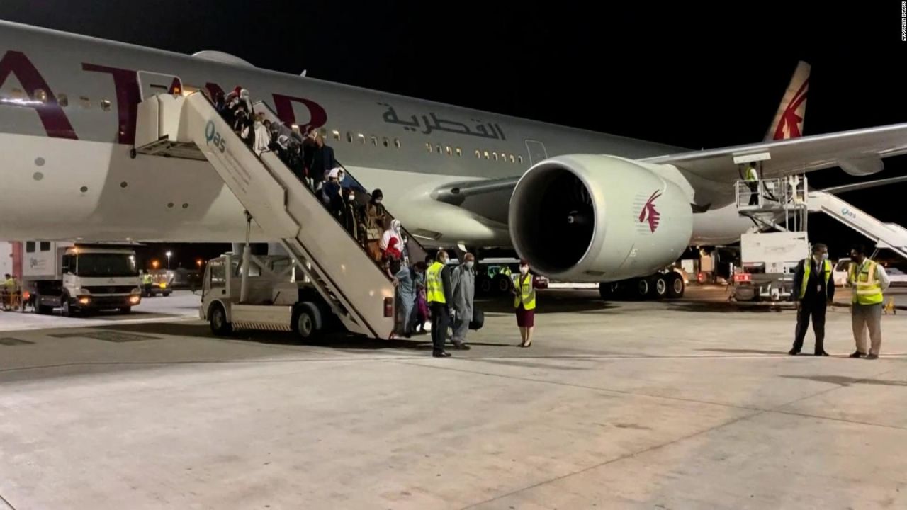 CNNE 1064057 - afganos llegan a qatar en vuelo comercial desde kabul