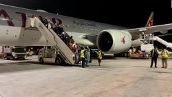 CNNE 1064057 - afganos llegan a qatar en vuelo comercial desde kabul