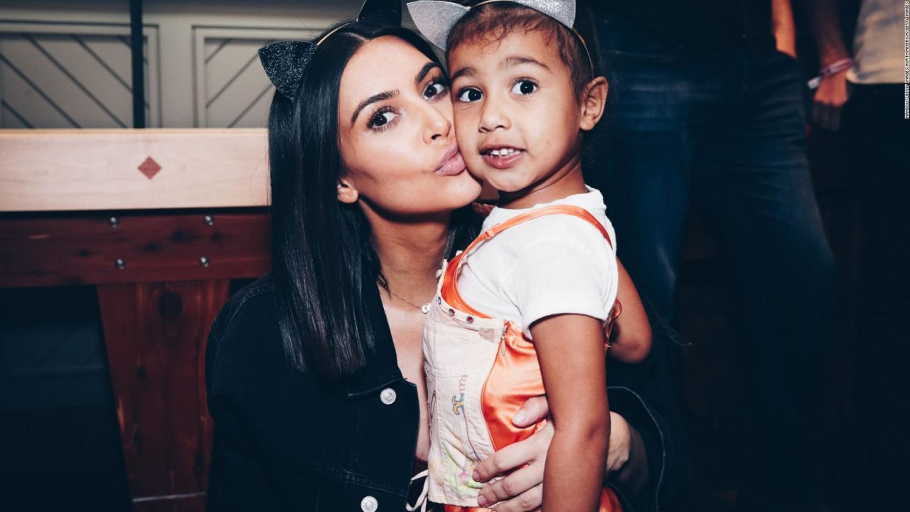 La hija de Kim Kardashian se burla del tono impostado de voz con el que su  madre graba videos para redes sociales