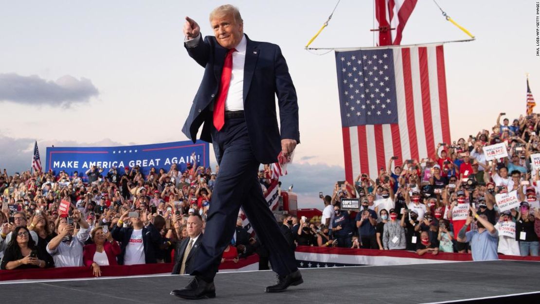 El presidente de Estados Unidos, Donald Trump, realiza una mitin Make America Great Again mientras hace campaña en el Aeropuerto Internacional Orlando Sanford en Sanford, Florida, el 12 de octubre de 2020.