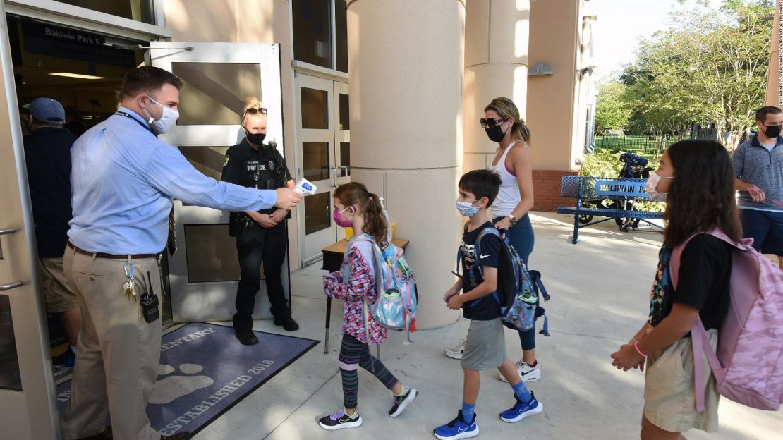 Un grupo de niños ingresando a una escuela en Florida.